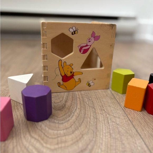 Melissa & Doug Wooden Shape Sorter with Winnie the Pooh - Picture 4 of 5